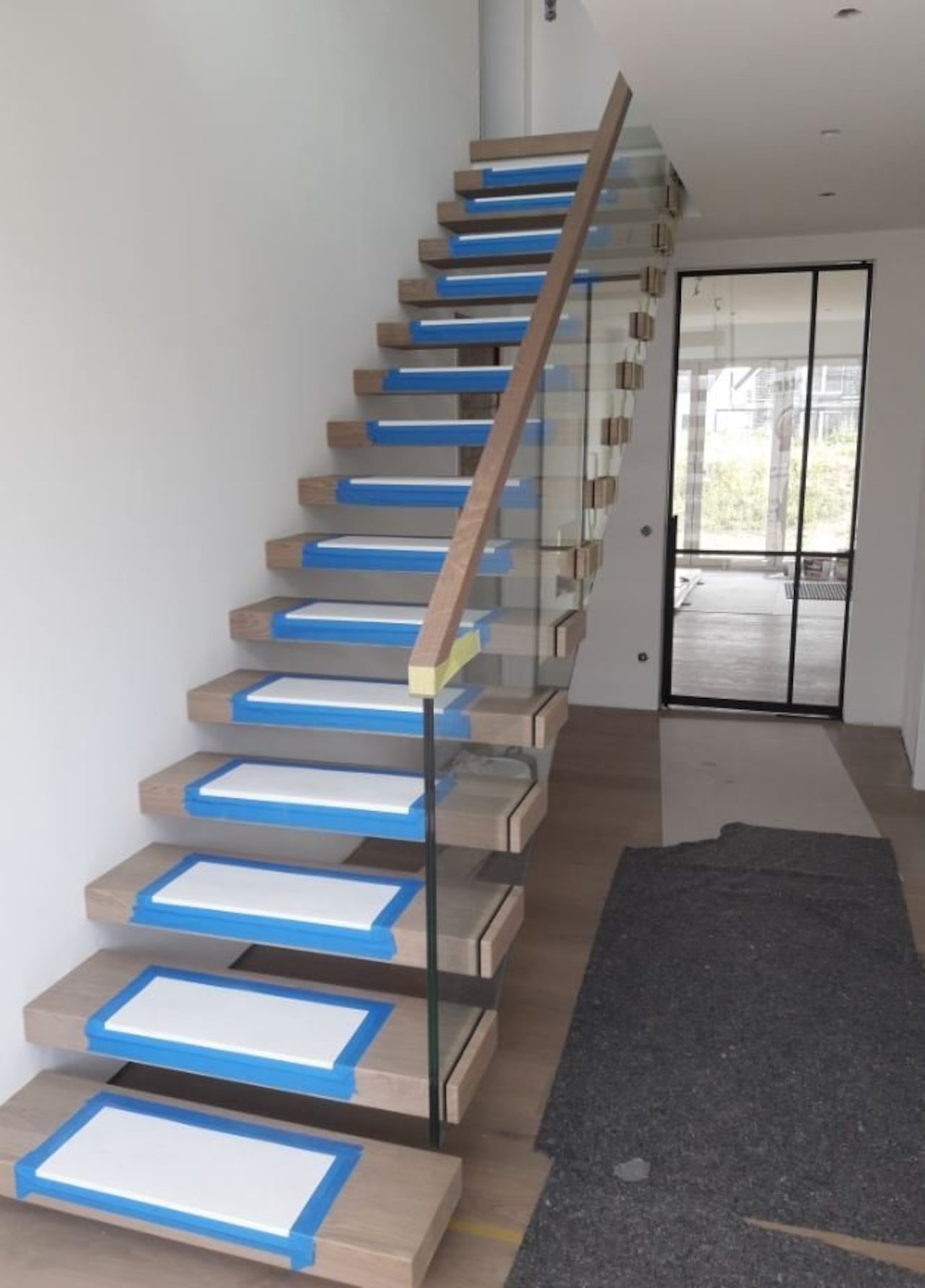 Exklusives Raumgefühl - Faltwerktreppe vs. Stahl-Loft-Türen