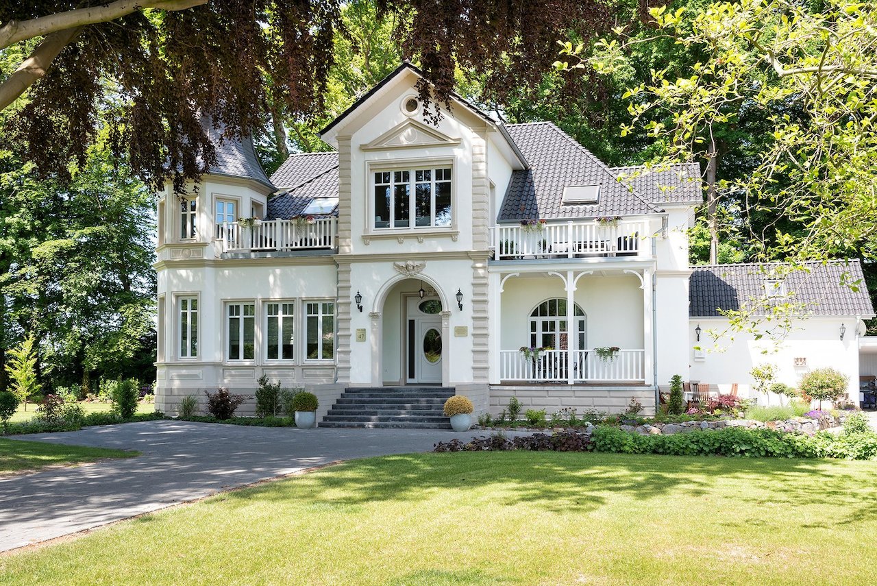klassische Villa mit neuem Balkongeländer