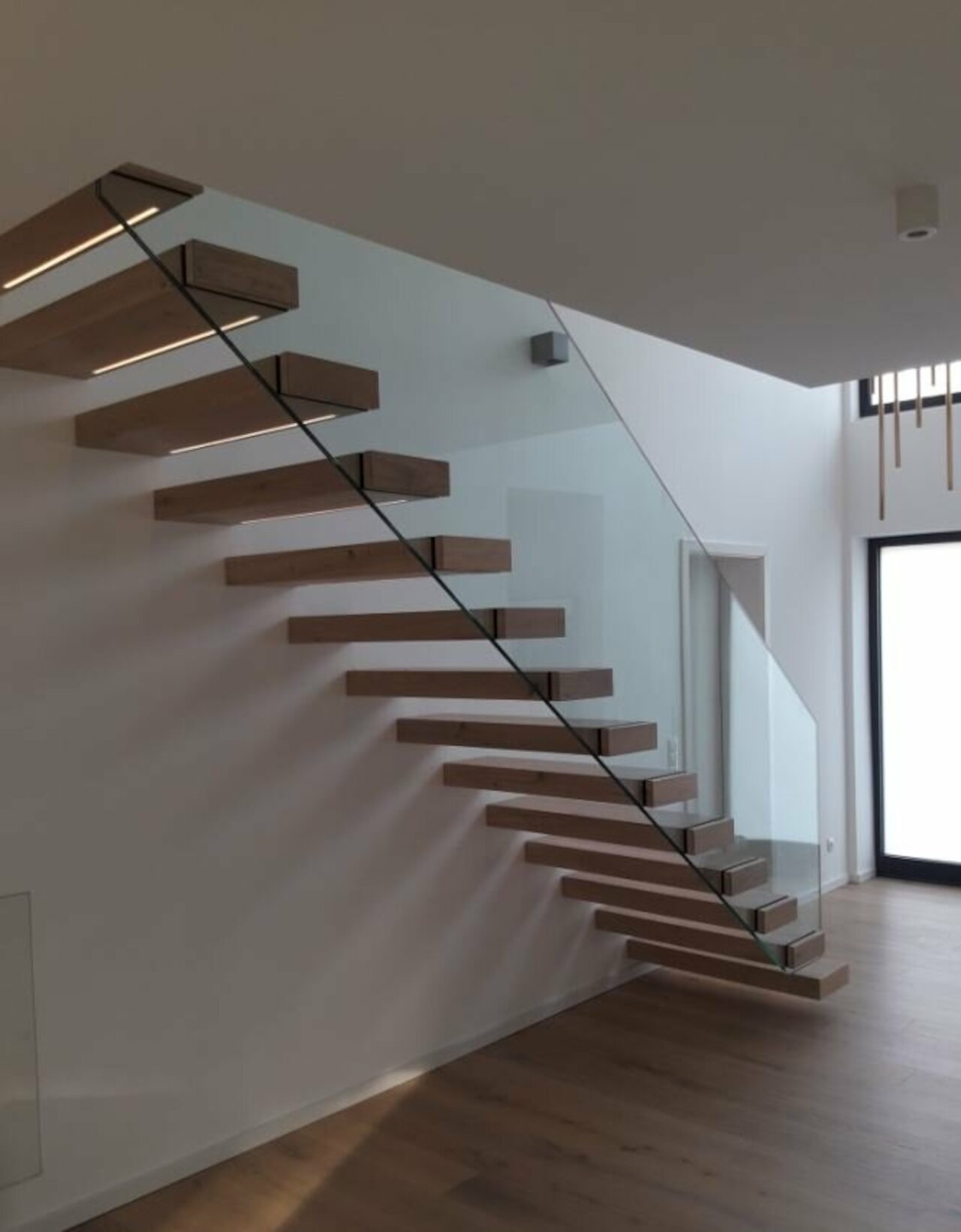 Kragstufentreppe - puristisch und modern  Image 2