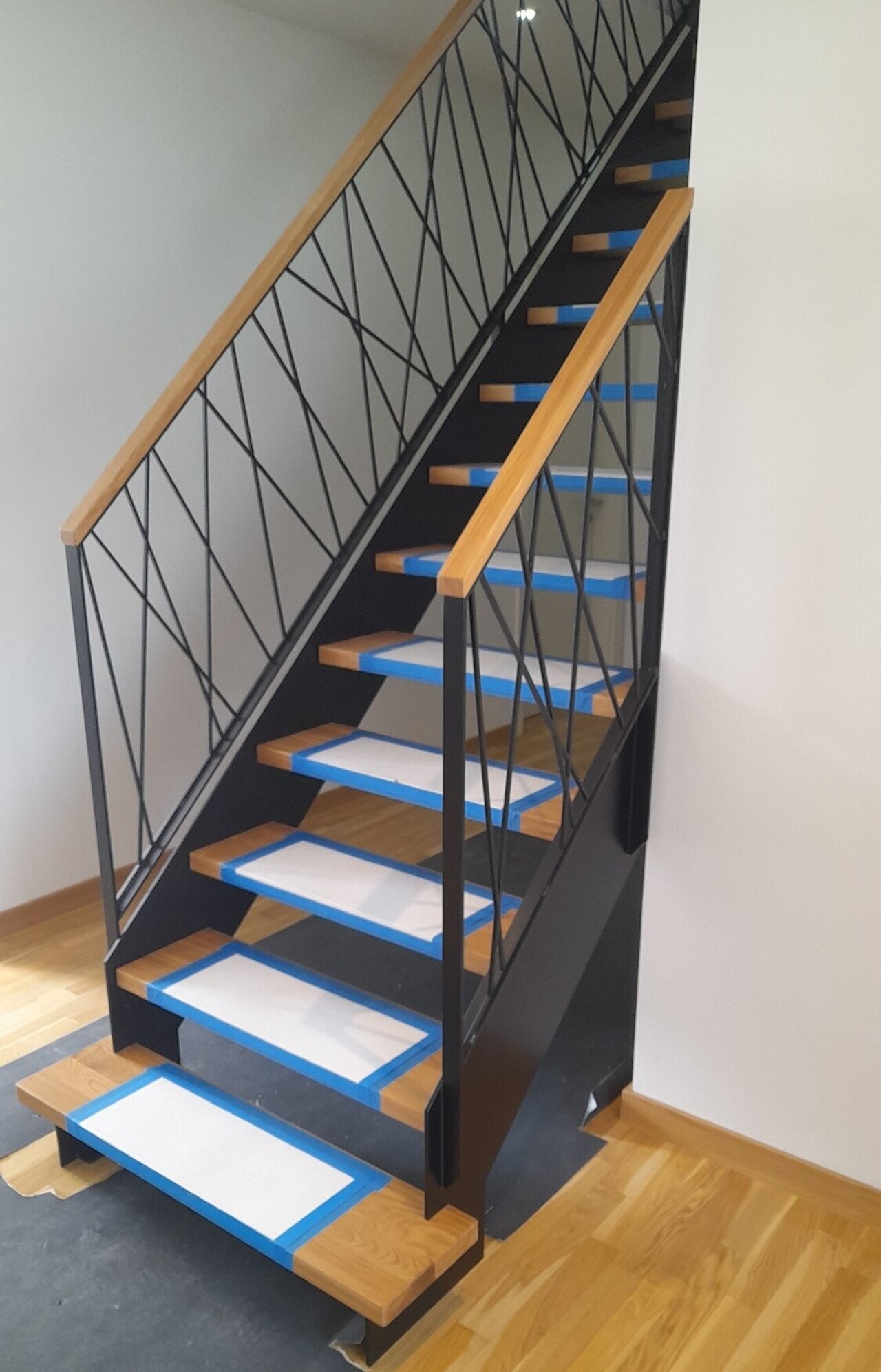 Stahlwangentreppe mit abstraktem Geländer Image 1