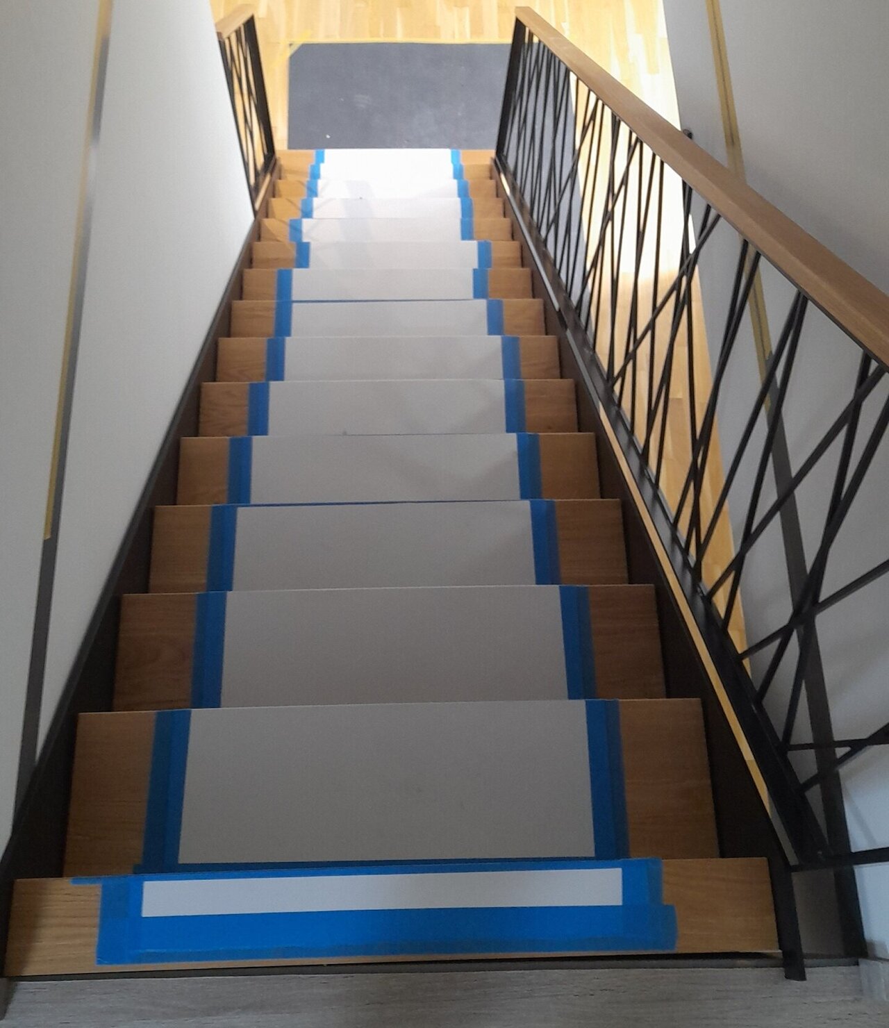 Stahlwangentreppe mit abstraktem Geländer Image 3