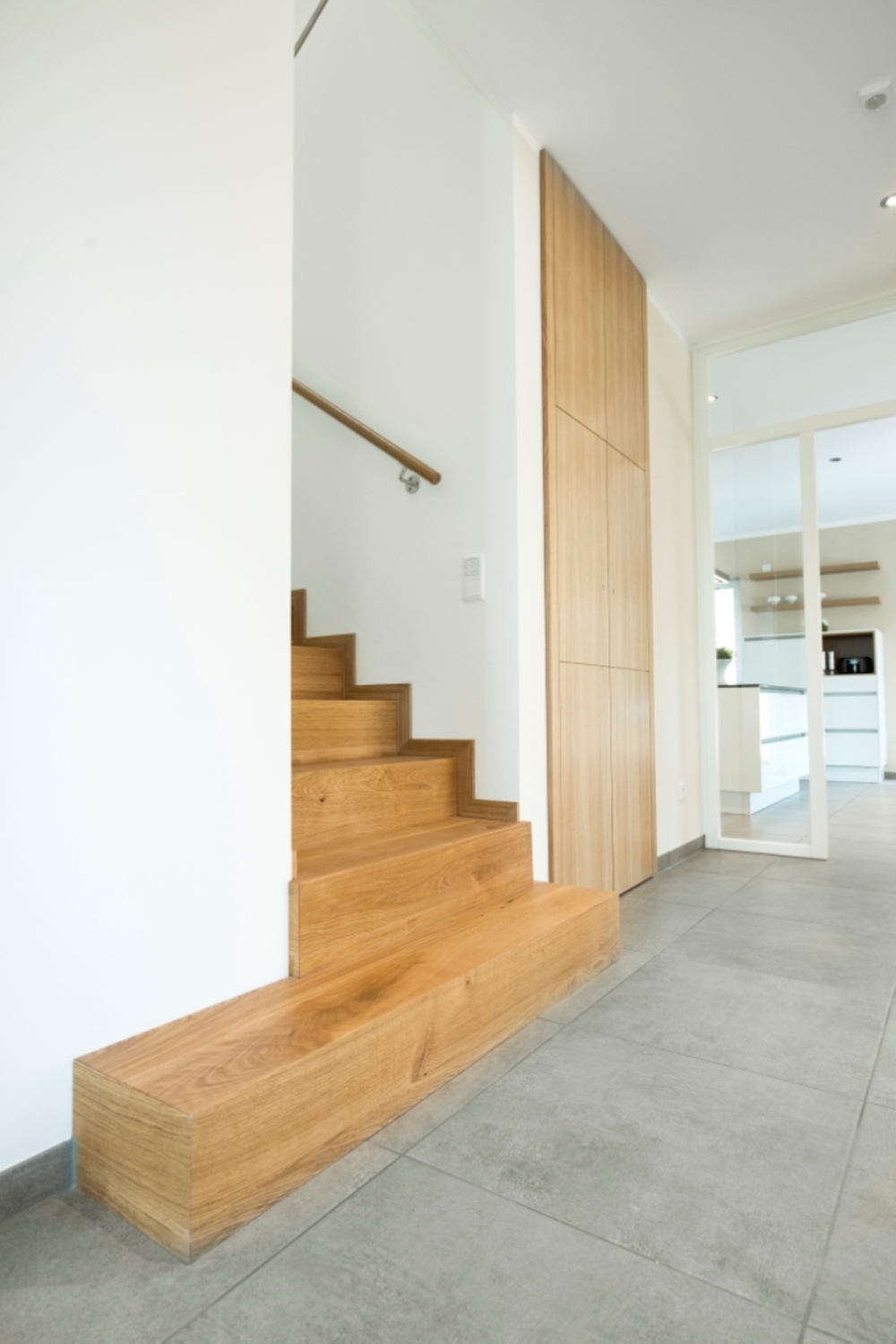 Stufen auf Betontreppe TP_0280