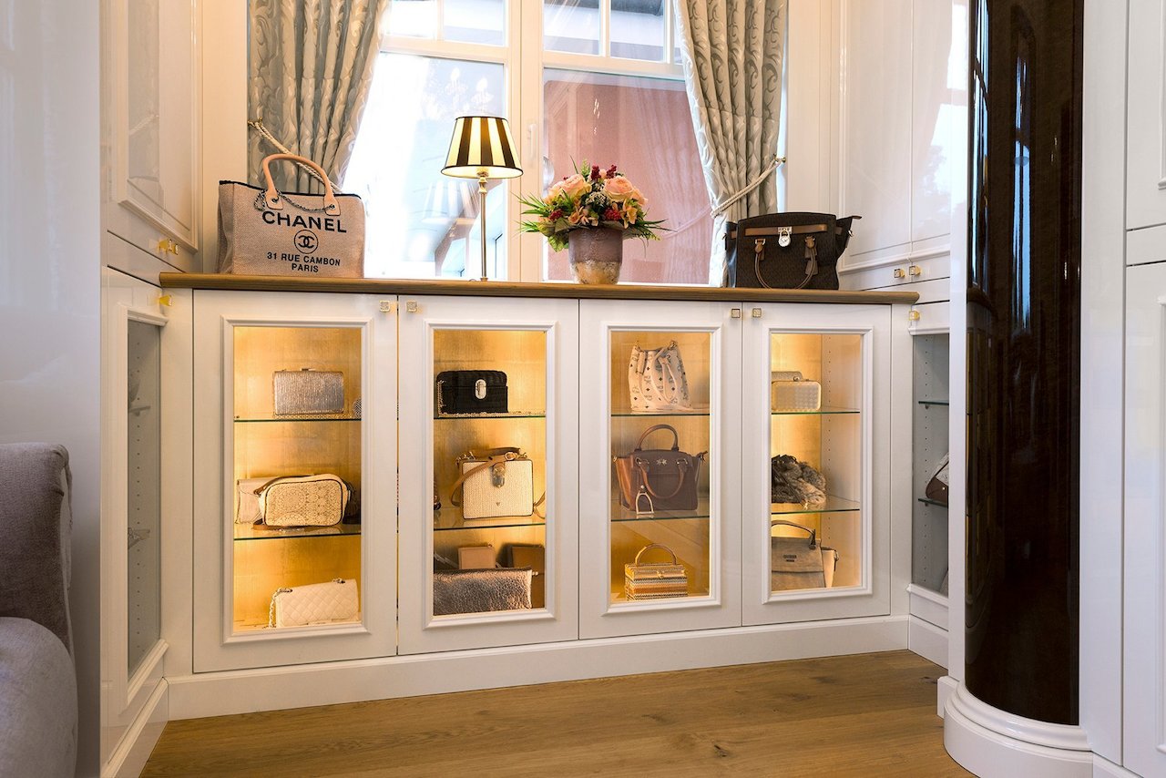 Repräsentativer Stauraum für eine Taschenliebhaberin