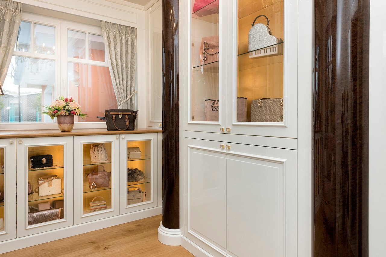 Repräsentativer Stauraum für eine Taschenliebhaberin Image 3