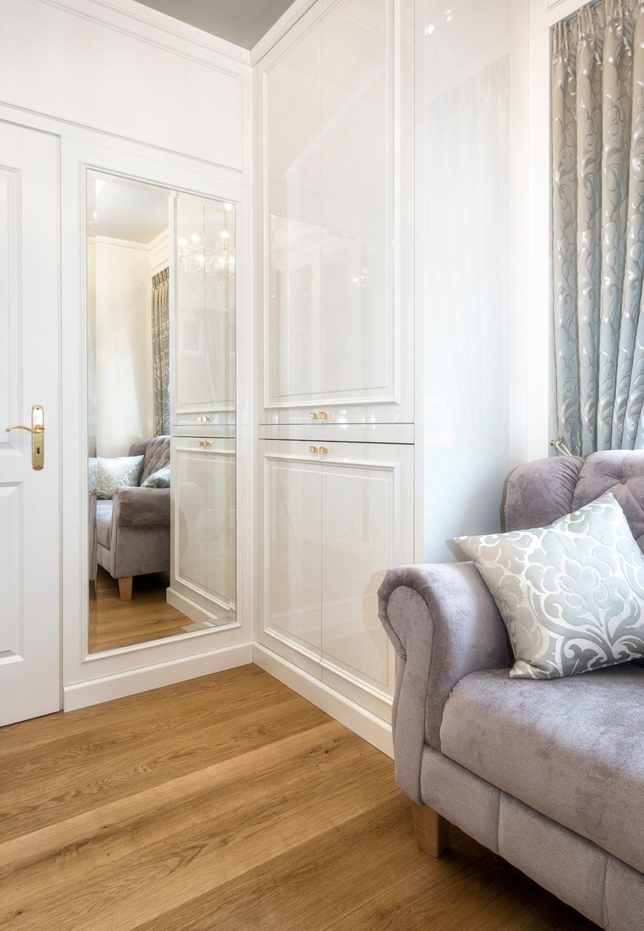 Repräsentativer Stauraum für eine Taschenliebhaberin Image 4